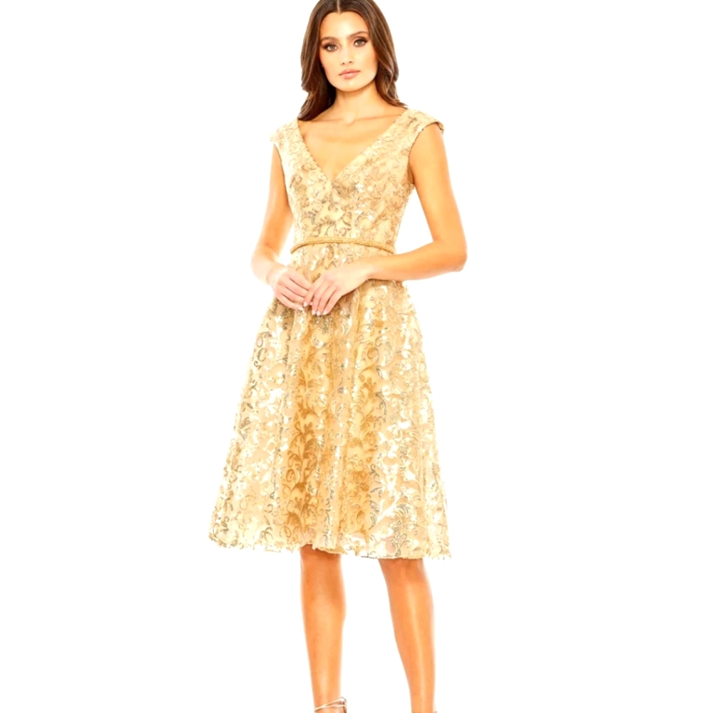 NWT Mac Duggal Women's Sequined v neck cap sleeve dress